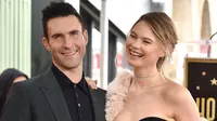 Behati Prinsloo dan Adam Levine (E!)