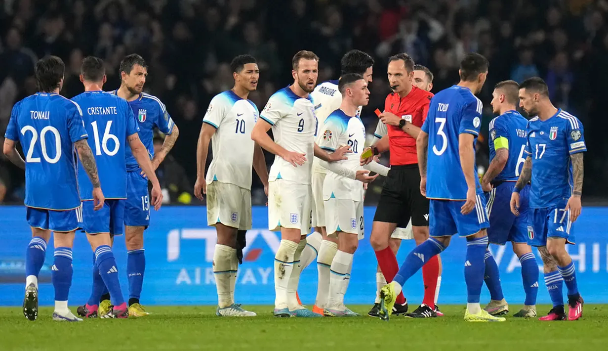 Pada laga ini Inggris harus bermain dengan 10 pemain. Bek Manchester United Luke Shaw diusir wasit pada menit 80. (AP Photo/Alessandra Tarantino)