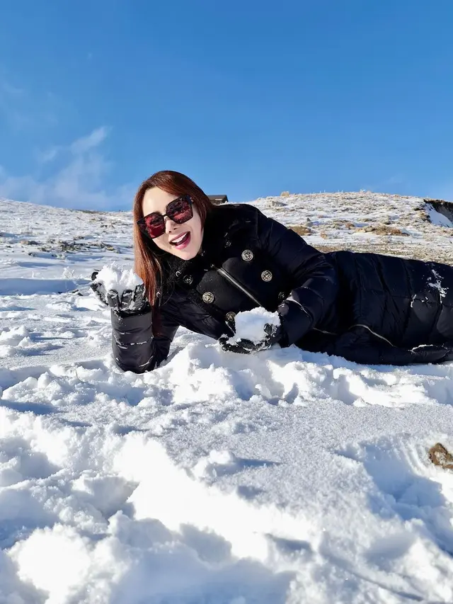 Naik Gunung Erciyes, Ini 7 Momen Mesra Liburan Femmy Permatasari di Turki