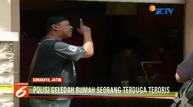 Polisi terus mendalami kasus teror bom di Surabaya. Hari ini Tim Densus 88 menggeledah rumah salah satu terduga teroris yang bernama Ilham Fauzan alias Wicang.