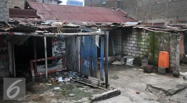 Suasana rumah kosong sebagai tempat pengguna dan pengedar Narkoba di Jalan Bendi Besar, Jakarta, Selasa (2/3). Petugas kepolisian dari Polres Jakarta Selatan berhasil mengamankan 20 tersangka beserta barang bukti.  (Liputan6.com/Gempur M Surya)