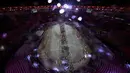 Para pembawa bendera memimpin kontingennya saat upacara penutupan Olimpiade Rio 2016 di Stadion Maracana, Rio de Janeiro, Minggu (21/8). Olimpiade 2016 resmi berakhir, AS keluar sebagai juara umum dengan jumlah 121 medali. (REUTERS/Fabrizio Bensch)