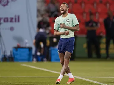 Penyerang Brasil Neymar tersenyum saat sesi latihan di stadion Grand Hamad di Doha, Qatar, Minggu (4/12/2022). Brasil akan menghadapi Korea Selatan pada babak 16 besar Piala Dunia 2022 di di Stadion 974, Selasa (6/12) dini hari WIB. (AP Photo/Andre Penner)