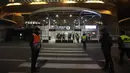 Pengurus berjaga di luar Stadion San Siro di Milan, Italia (27/2/2020). Akibat virus COVID-19 yang sedang mewabah, pertandingan leg kedua babak 32 besar Liga Europa UEFA antara Inter Milan melawan Ludogorets dimainkan tanpa penonton. (AP Photo/Luca Bruno)