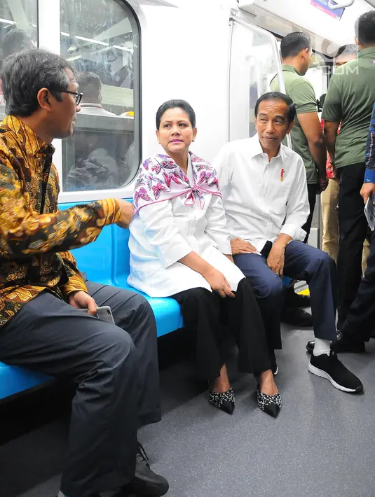 Presiden Joko Widodo didampingi Ibu Negara Iriana Widodo saat menjajal Kereta MRT di Jakarta, Kamis (21/3). Jokowi didampingi Ibu Negara Iriana mencoba kembali kereta tersebut bersama disabilitas, dan artis Chelsea Islan. (Liputan6.com/Angga Yuniar)