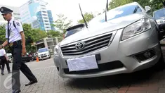 Sebuah mobil Toyota Camry terparkir di halaman Gedung KPK, Jakarta, Senin (15/2). Mobil ini diamankan saat petugas KPK melakukan OTT terhadap Kepala Sub Direktorat Kasasi dan PK Perdata dan Khusus MA, Andri Tristianto Sutrisna. (Liputan6.com/Helmi Afandi)