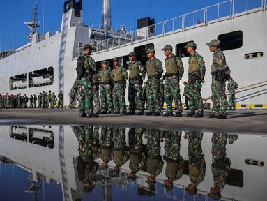 Personel Tentara Nasional Indonesia (TNI) berbaris selama upacara keberangkatan di depan KRI (Kapal Perang Indonesia) Makassar-590 di Pelabuhan Tanjung Priok, Jakarta, pada 29 Agustus 2025. (BAY ISMOYO/AFP)