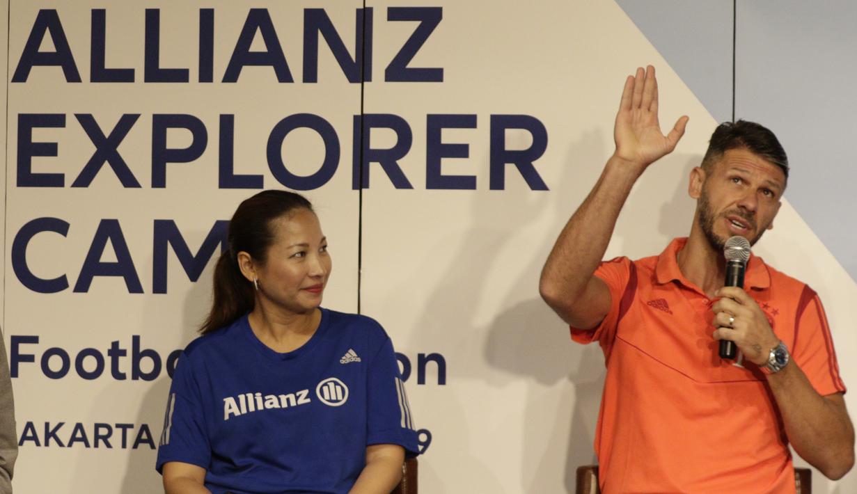 Legenda Bayern Munchen, Martin Demichelis, saat jumpa pers di Kawasan Kuningan, Jakarta, Senin (24/6/2019). Delapan anak Indonesia terpilih untuk mengikuti Allianz Explorer Camp 2019 di Jerman dan Singapura. (Bola.com/M Iqbal Ichsan)