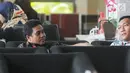 Ketua Pengadilan Negeri Kelas IA Khusus Tangerang Muhammad Damis berbincang dengan kenalannya saat menunggu pemeriksaan di gedung KPK, Jakarta, Senin (26/3). (Merdeka.com/Dwi Narwoko)