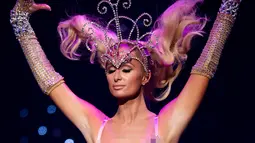 Paris Hilton berpose mengenakan koleksi busana The Blonds x Moulin Rouge! The Musical dalam acara New York Fashion Week, Amerika Serikat, Senin (9/9/2019). Paris Hilton tampil seksi dan glamor dengan mengenakan bodysuits renda berhias berlian. (Eduardo Munoz Alvarez/AFP)