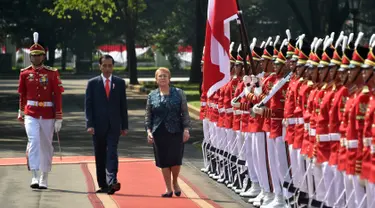 Presiden RI, Joko Widodo (Jokowi) mendampingi Presiden Presiden Republik Chile, Michelle Bachelet  Jeria memeriksa pasukan kehormatan saat upacara penyambutan kenegaraan di Istana Kepresidenan, Jakarta, Jumat (12/5). (Bay ISMOYO/AFP)