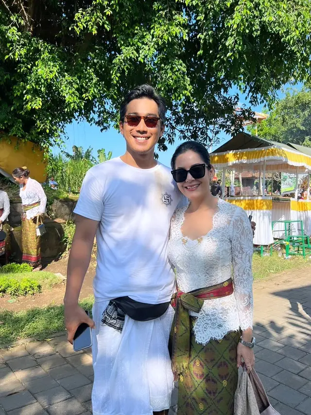 6 Pesona Awet Muda Lulu Tobing Berkebaya Putih Jalani Upacara Pelebon dan Mecaru di Bali