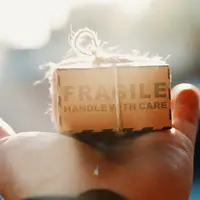 Ilustrasi paket. Sumber foto: unsplash.com/Jesse Ramirez.