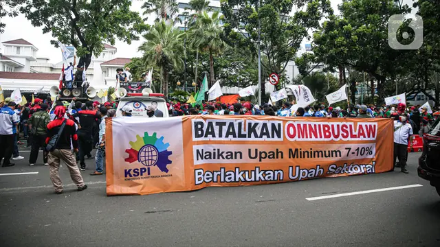 FOTO: Ratusan Buruh Geruduk Balai Kota DKI Jakarta