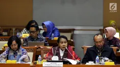Menteri PPPA Yohana Yambise (tengah) memberi penjelasan kepada Komisi VIII DPR dalam rapat kerja di Kompleks Parlemen, Senayan, Jakarta, Rabu (4/9/2019). Jika kementerian lain mengajukan penambahan pagu anggaran, Kementerian PPPA malah menurunkan pagu anggaran 2020. (Liputan6.com/JohanTallo)