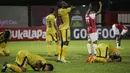 Striker Bhayangkara FC, Herman Dzumafo, bersama rekan-rekannya merayakan kemenangan atas Persipura pada laga Liga 1 Indonesia di Stadion PTIK, Jakarta, Senin (18/11). Bhayangkara menang 2-0 atas Persipura. (Bola.com/Vitalis Yogi Trisna)