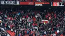 Para suporter Manchester United meninggalkan stadion usai Setan Merah tertinggal 1-4 dari Liverpool. Meski sedang berjaya, MU harus terkapar dari tamunya Liverpool dengan skor cukup telak. (AFP/Andrew Yates)