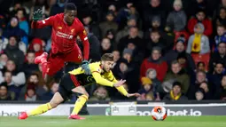 Pemain Liverpool Divock Origi (kiri) berebut bola dengan pemain Watford Kiko Femenia pada pertandingan Liga Inggris di Vicarage Road Stadium, Watford, Inggris, Sabtu (29/2/2020). Watford membantai Liverpool 3-0. (AP Photo/Alastair Grant)