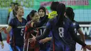 Para pevoli Bank Jatim merayakan kemenangan atas PGN Popsivo Polwan pada laga final Livoli 2017 di GOR Dimyati, Tangerang, Sabtu (9/12/2017). Bank Jatim menang dengan skor 3-0. (Bola.com/Vitalis Yogi Trisna)