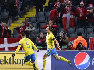 Penyerang Swedia, Zlatan Ibrahimovic, merayakan gol yang dicetaknya ke gawang Denmark pada laga play-off Piala Eropa 2016 di Friends Arena, Swedia, Minggu (15/11/2015) dini hari WIB. Swedia berhasil menang 2-1. (AFP Photo/Jonathan Nackstrand)