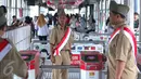 Petugas Trans Jakarta mengenakan pakaian tentara perjuangan tempo dulu di Halte Trans Jakarta, Selasa (16/8). Memperingati HUT RI Ke-71, koridor Trans Jakarta dihiasi nuansa kemerdekaan. (Liputan6.com/Angga Yuniar)