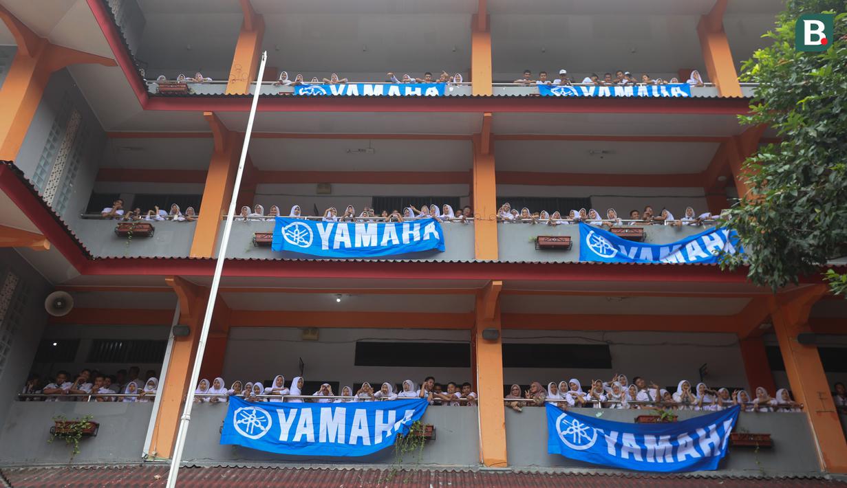 Kegiatan kunjungan pembalap Yamaha MotoGP ke sekolah merupakan cara Yamaha mendekatkan rider dengan para pelajar yang merupakan generasi muda harapan bangsa. (Bola.com/M Iqbal Ichsan)