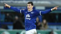 Gelandang Everton, Ross Barkley, merayakan gol yang dicetaknya ke gawang Bournemouth pada laga Premier League di Stadion Goodison Park, Liverpool, Sabtu (4/2/2017). (AFP/Oli Scarff)