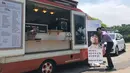 Akan tetapi coffee truck yang dikirimkan cowok bernama asli Kim Taehyung itu tergolong unik. Biasanya coffee truck dihiasi dengan banner yang dipenuhi dengan kata-kata semangat. (Foto: instagram.com/bn_sj2013)