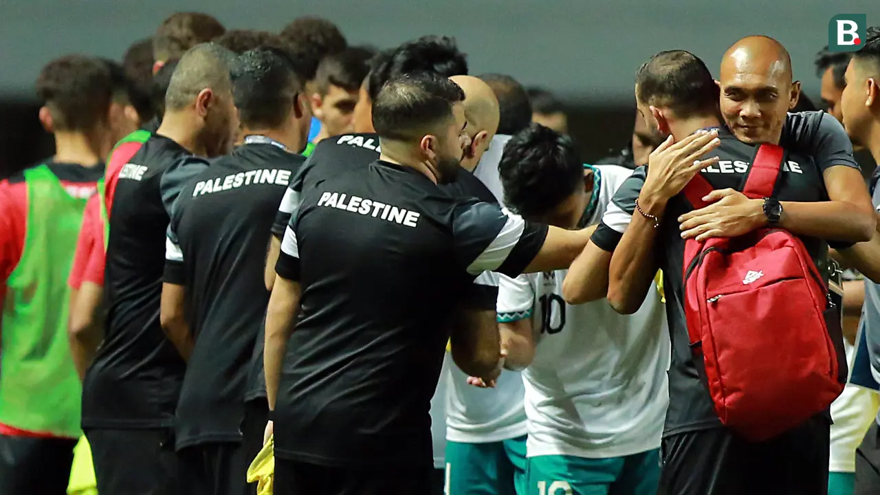 Foto: Pelukan Persahabatan Usai Laga Antara Timnas Indonesia U-17 Melawan Palestina di Kualifikasi Piala Asia U-17 2023