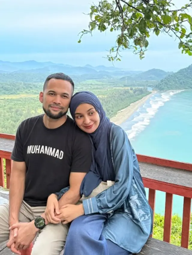 5 Gaya Sederhana Hijab Look Shireen Sungkar saat Pulang Kampung ke Aceh