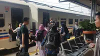 Suasana arus balik Lebaran 2019 di Stasiun Senen. (Nanda Perdana Putra)
