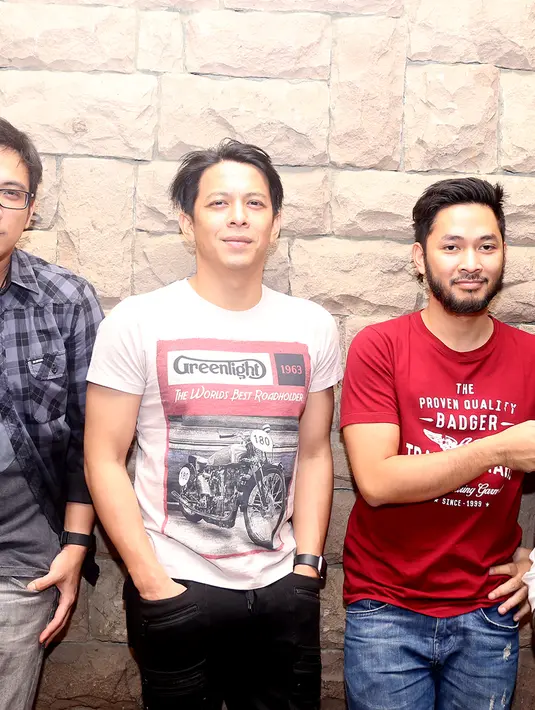 Sebelumnya, NOAH juga menggarap proyek besarnya bersama Iwan Fals. Mengaransemen lagu Iwan Fals yang bernuansa musik cadas. Setelah proyek itu Ariel, David, Uki, dan Lukman berencana berkolaborasi dengan salah satu legenda musik. (Andy Masela/Bintang.com)