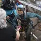 Pendaki gunung Spanyol, Beatriz Flamini meninggalkan gua setelah menghabiskan 500 hari di dalamnya, di Los Gauchos, dekat Motril, Jumat (14/4/2023). (JORGE GUERRERO / AFP)