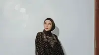 Tampil elegan di momen Idul Fitri dengan kaftan nuansa hitam dan emas seperti yang dikenakan Zaskia Sungkar ini. Untuk hijab, kamu bisa kenakan warna senada dengan model ikat. (Instagram/zaskiasungkar15).