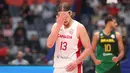 Reaksi kecewa pebasket Kanada, Kelly Olynyk setelah gagal mencetak poin pada laga Grup L Piala Dunia FIBA 2023 melawan Brasil di Indonesia Arena, Senayan, Jakarta, Jumat (01/09/2023). Kanada kalah dengan skor 65-69. (Bola.com/Bagaskara Lazuardi)