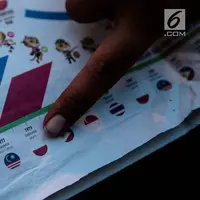 Surat kabar Malaysia, Metro Ahad, menampilkan infografis terkait 11 negara peserta SEA Games 2017 di Kuala Lumpur, Minggu (20/8). Bendera Indonesia pada artikel tersebut tampak terbalik, menyerupai bendera Polandia. (Liputan6.com/Faizal Fanani)