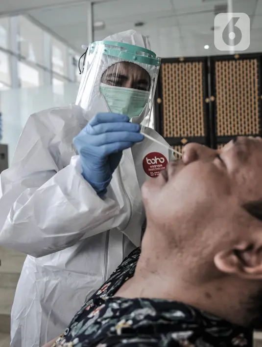 Tenaga kesehatan mengambil sampel tes usap (swab) antigen di Jakarta, Senin (25/1/2021). Data Satgas Covid-19 per Senin (25/1) mencatat kasus positif di Indonesia bertambah 9.994 orang sehingga total kasus positif menjadi 999.256 orang atau hampir menembus 1 juta kasus. (merdeka.com/Iqbal S Nugroho)