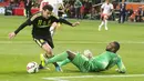 Penyerang Spanyol, Pedro Rodriguez (kiri) berusaha melewati kiper Belanda Kenneth Vermeer pada laga persahabatan di Amsterdam Arena, Belanda, Rabu (1/4/2015). Belanda menang 2-0 atas Spanyol. (REUTERS/Toussaint Kluiters)