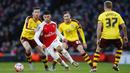 Gelandang sayap Arsenal, Oxlade Chamberlain, berusaha melewati hadangan pemain Burley, David Jones. Gol pertama Arsenal dicetak oleh Calum Chambers melalui umpan Alexis Sanchez. (Reuters/Eddie Keogh)