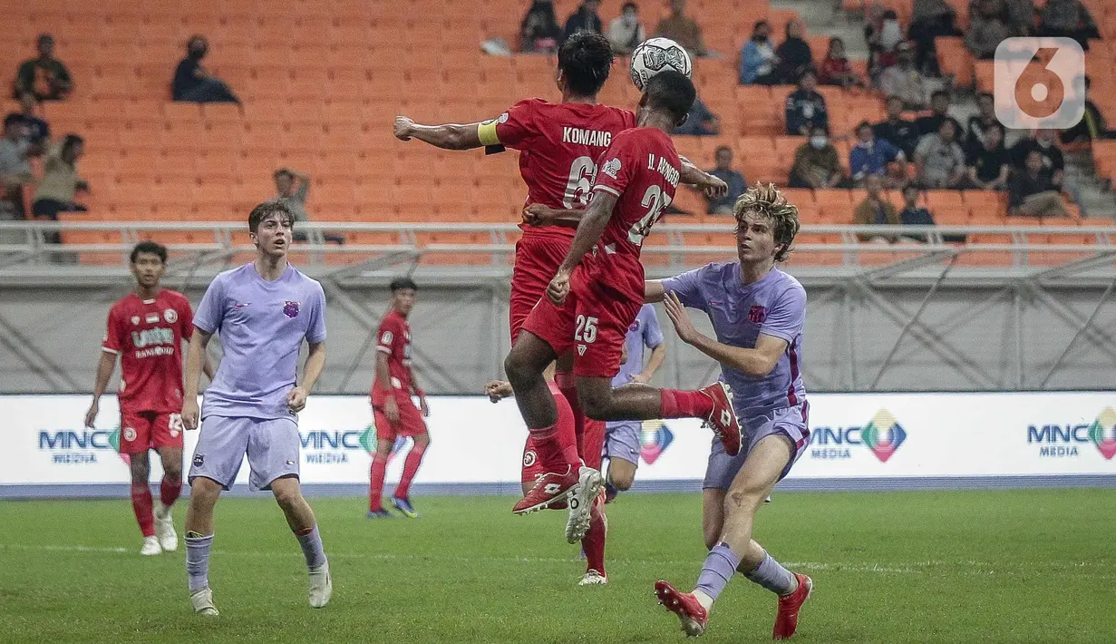 Pemain Indonesia All Star U-20 Komang Teguh Trisnanda (tengah) dan Jimmy Julianus Aronggear (kedua kanan) menyundul bola saat melawan FC Barcelona U-18 pada pertandingan International Youth Championship 2021 di Jakarta International Stadium, Jakarta, Rabu (13/4/2022). (Liputan6.com/Faizal Fanani)
