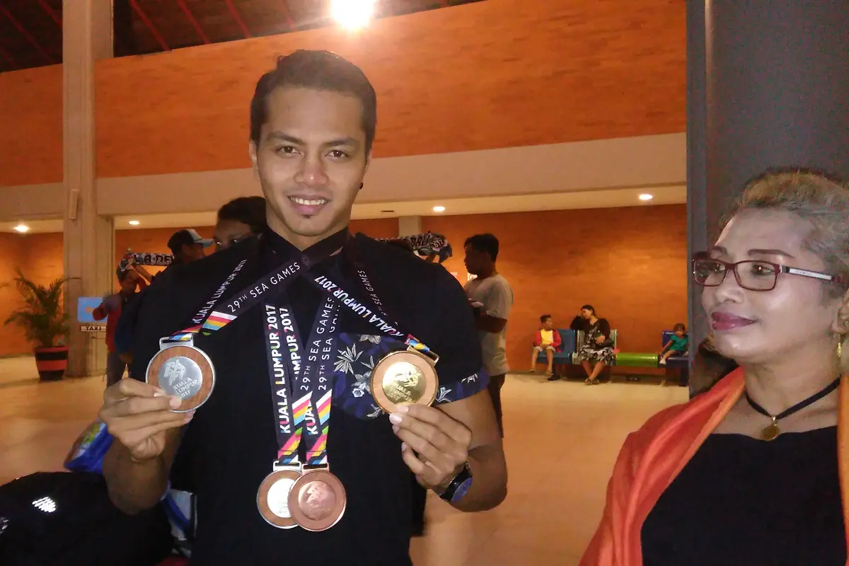 I Gede Siman Sudartawa memamerkan medali yang direbutnya di SEA Games 2017. (Liputan6.com/Dewi Divianta)