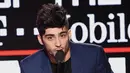Mengucapkan terima kasih, Zayn menyampaikan permohonan maafnya lantaran tak bisa hadir di acara penghargaan tersebut karena sedang berada di Paris. Ia juga meminta bantuan kekasihnya untuk melakukan hal yang sama. (AFP/Bintang.com)