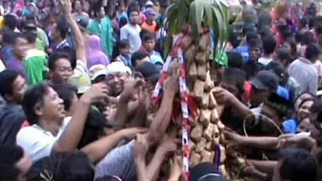 Kirab Gunungan Ketupat Syawalan di Klaten