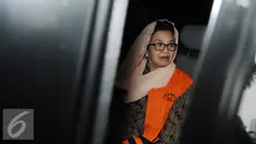 Mantan Menteri Kesehatan Siti Fadilah Supari memasuki mobil usai menjalani pemeriksaan di Gedung KPK Jakarta, Rabu (9/11). Siti Fadilah diperiksa sebagai saksi dalam kasus pengadaan alat kesehatan terkait flu burung. (Liputan6.com/Helmi Affandi)