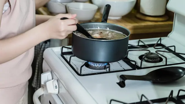 Resep Kaldu Ayam Bening yang Kaya Rasa Ala Chef Profesional