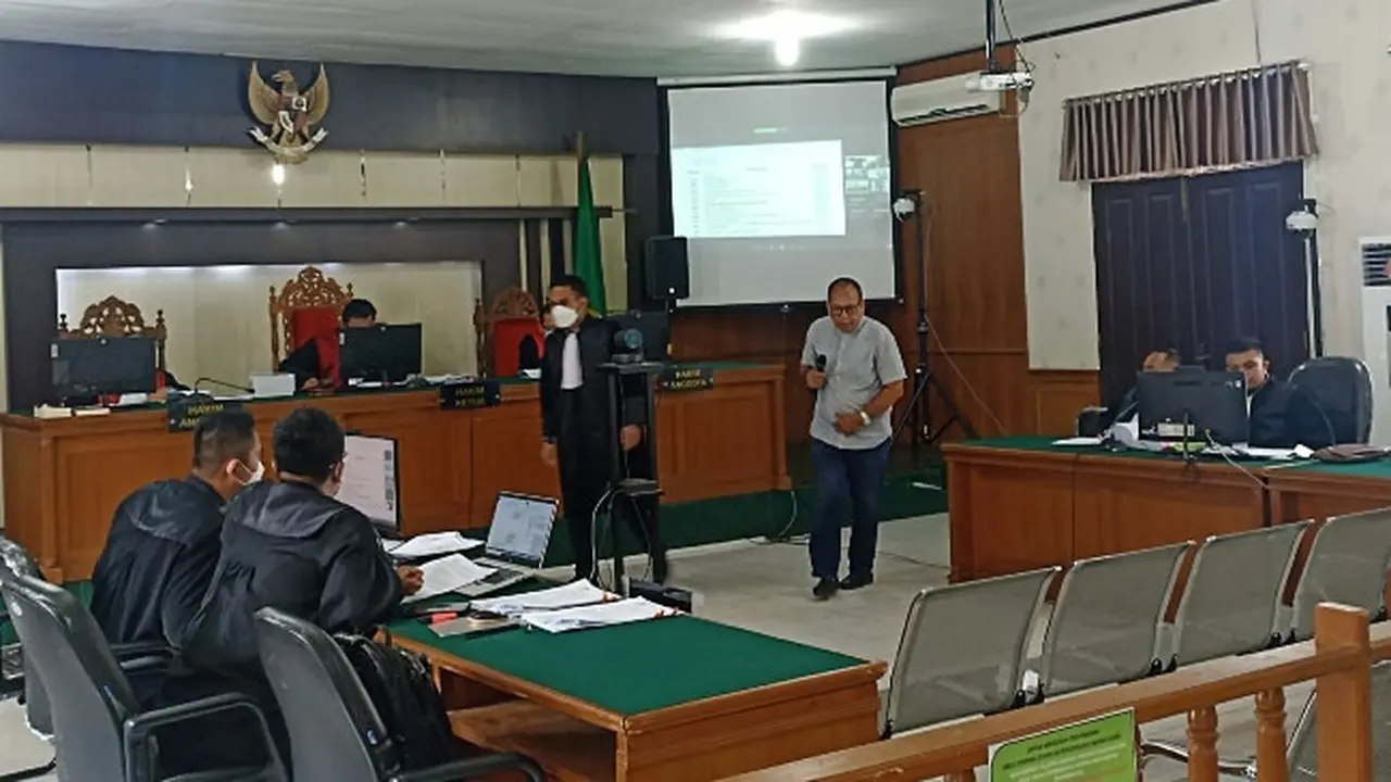 Wan Amir Firdaus saat menjadi saksi untuk terdakwa suap APBD Riau, Annas Maamun.