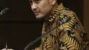 Gubernur nonaktif Jambi Zumi Zola mendengarkan keterangan saksi dalam sidang lanjutan perkara suap dan gratifikasi di Pengadilan Tipikor Jakarta, Kamis (10/10). Dalam sidang, Jaksa Penuntut Umum (JPU) menghadirkan 9 saksi. (Liputan6.com/Herman Zakharia)