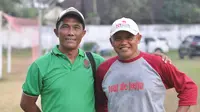 Dua mantan kiper Arema era 1990-an, Yanuar ‘Begal’ Hermansyah dan Dwi ‘Kirun’ Sasmianto bereuni di laga uji coba di Lapangan Desa Senggreng, Kabupaten Malang, Minggu (27/12/2020). (Bola.com/Iwan Setiawan)