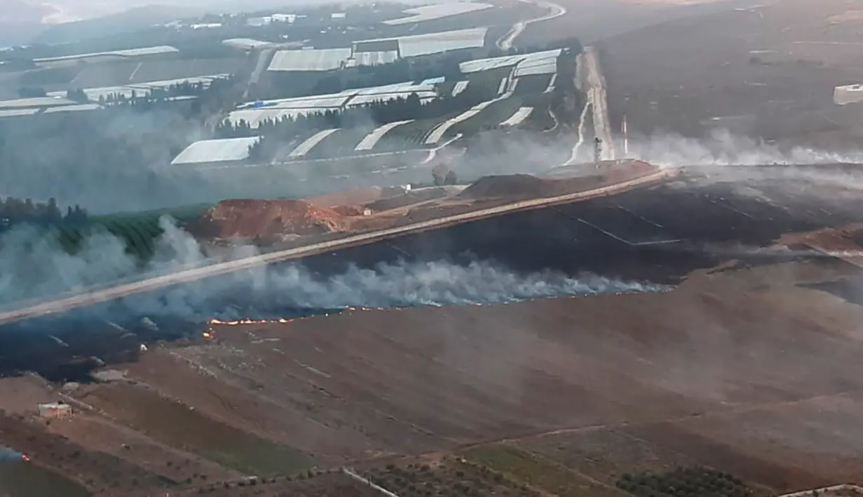 Asap mengepul setelah serangan artileri berat Israel di desa perbatasan Maroun Al-Ras, Lebanon, Minggu (1/9/2019). Baku tembak antara pasukan Israel dengan gerilyawan Hizbullah terjadi di daerah perbatasan kedua wilayah. (AP Photo/Mohammed Zaatari)