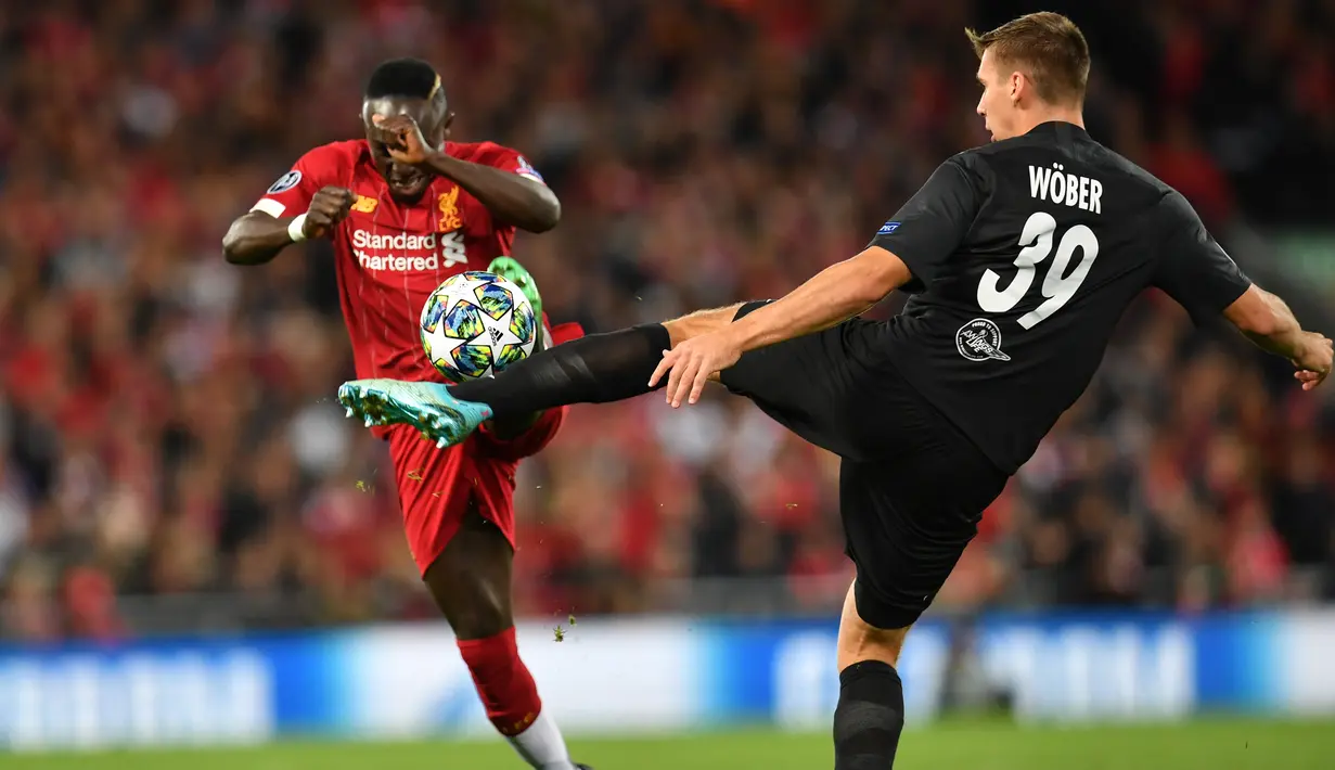 Gelandang Liverpool, Sadio Mane, berebut bola dengan bek Salzburg, Maximilian Woeber, pada laga Liga Champions di Stadion Anfield, Liverpool, Rabu (2/10). Liverpool menang 4-3 atas Salzburg. (AFP/Paul Ellis)